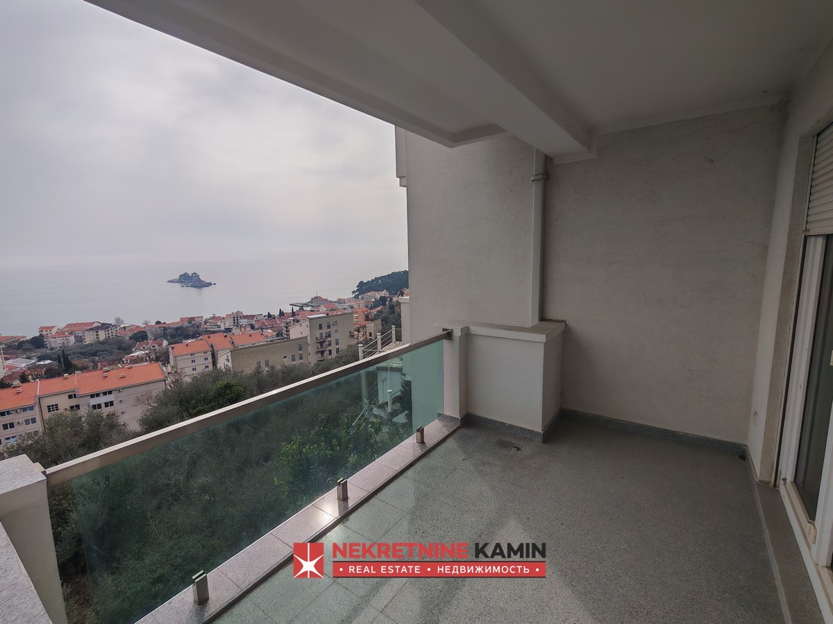 Dvosoban stan od 137 m² sa četiri terase i pogledom na more, Petrovac